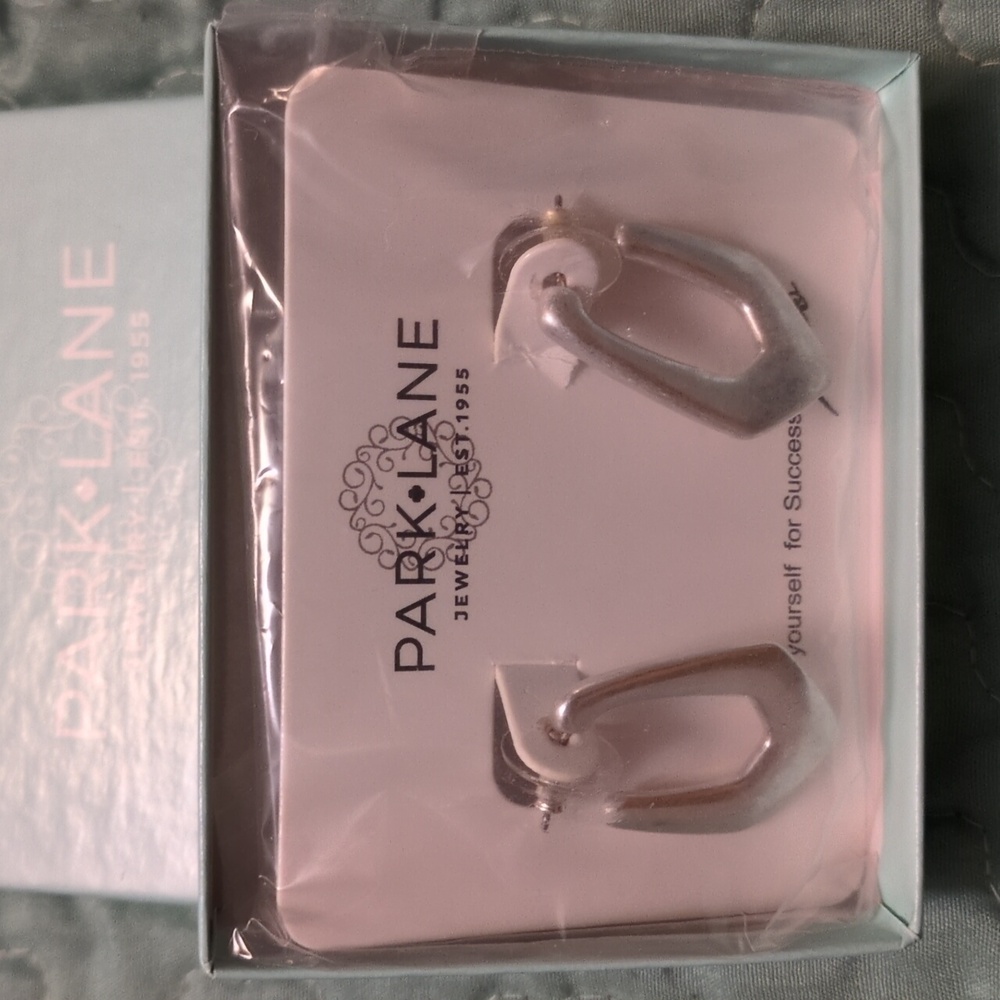 NWT Park Lane, Del Ray earrings.